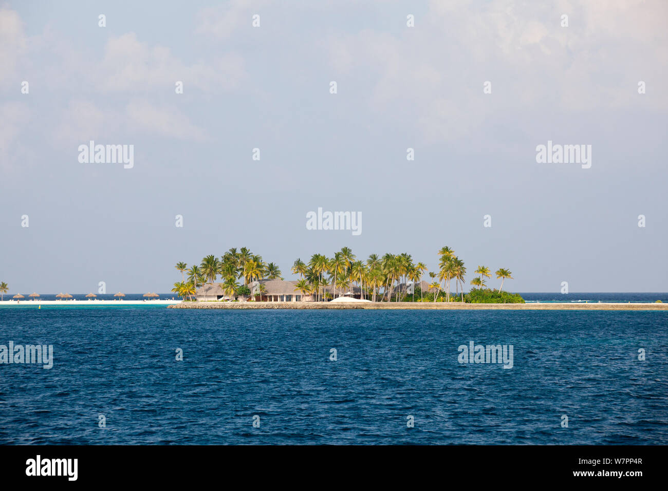 Isola tropicale con spiaggia di sabbia bianca, Maldive, Oceano Indiano, Dicembre 2011 Foto Stock
