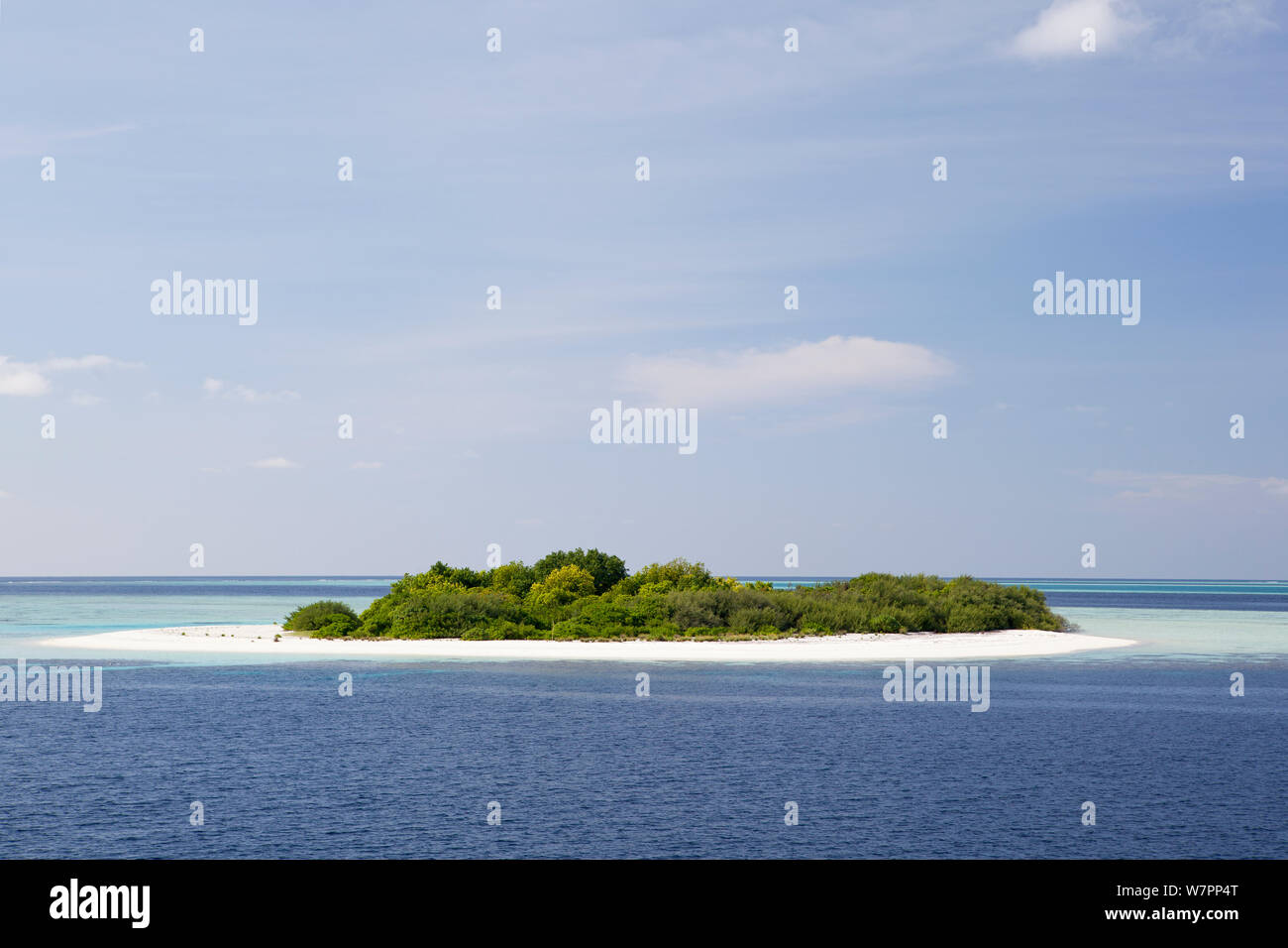 Piccola isola deserta con spiaggia di sabbia bianca, Maldive, Oceano Indiano, Novembre 2011 Foto Stock