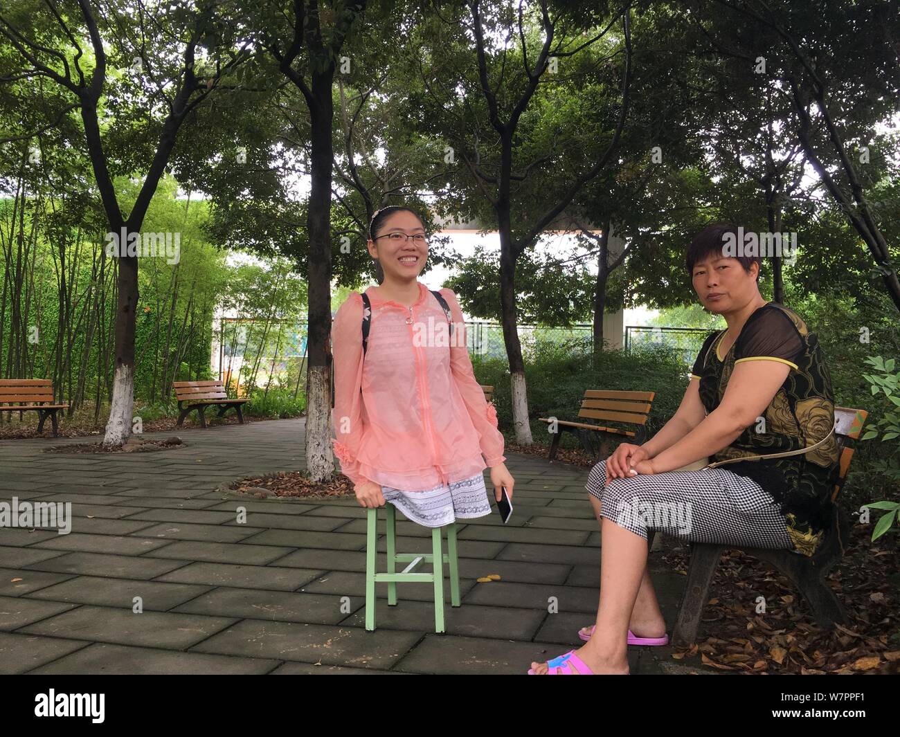 Cinese strumento "girl' Huang Huan è raffigurato con la sua madre su uno sgabello dopo assunzione orale del test di inglese del 2017 Collegio Nazionale Examin ingresso Foto Stock