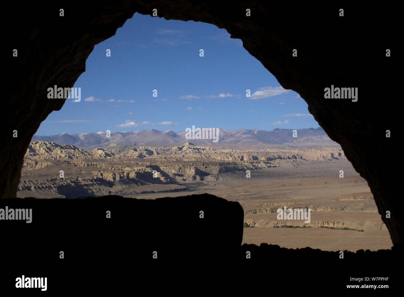 Guardando fuori dall'interno grotta in Tsaparang (talvolta noto come la mitica Shangri-la) fu la capitale dell'antico regno di Guge nella valle di Garuda, prefettura di Ngari, Tibet occidentale. Tsaparang è un enorme fortezza arroccata su una piramide di roccia a forma crescente circa 600 piedi (183m). Essa contiene numerose gallerie e grotte che sono state scavate nella roccia. Foto Stock