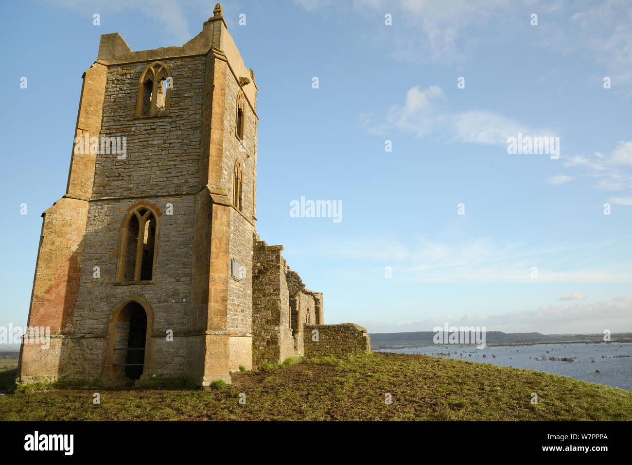 Rovine del xv secolo Chiesa di St. Michael a Barrow Mump hill, con pesantemente allagate Northlake e Aller Mori in background, Burrowbridge, livelli di Somerset, Regno Unito, Gennaio 2013 Foto Stock