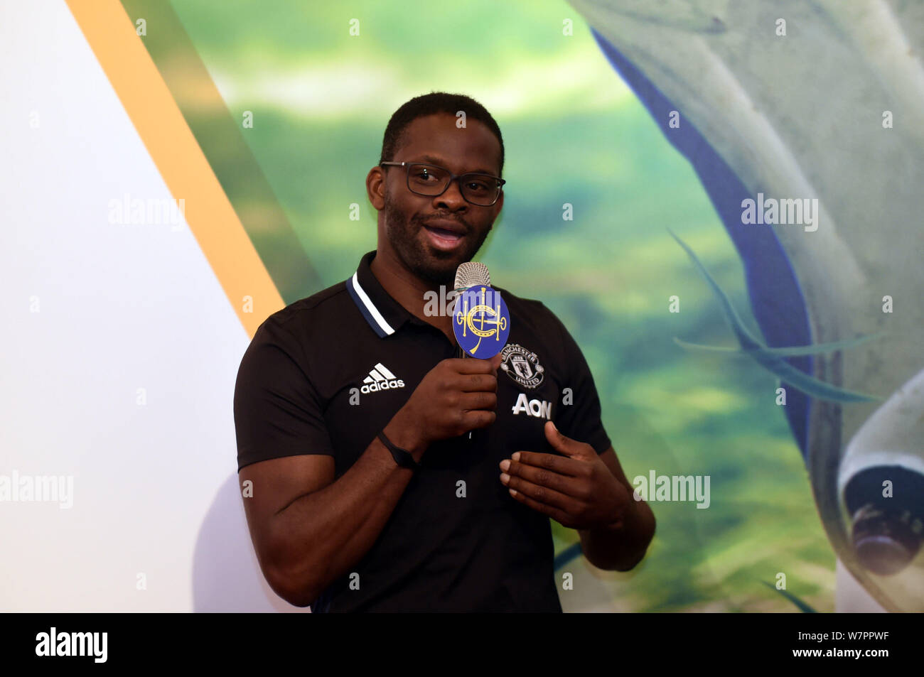 Il francese ex giocatore di calcio Louis Saha parla durante una conferenza stampa per il calcio giovanile Accademia Summit 2017 a Hong Kong, Cina, 21 giugno 2017. Foto Stock