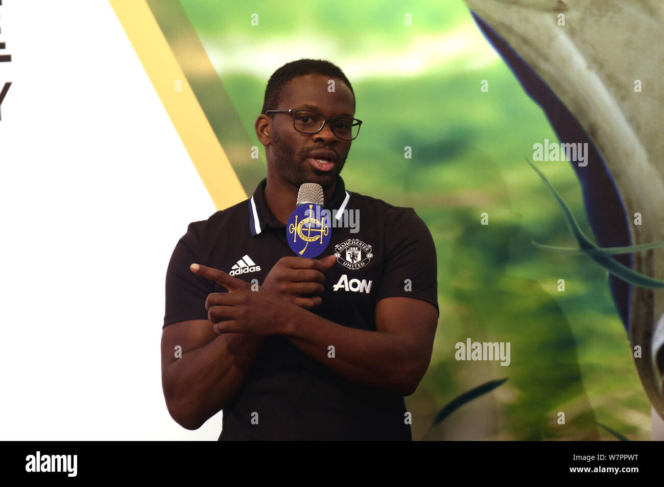 Il francese ex giocatore di calcio Louis Saha parla durante una conferenza stampa per il calcio giovanile Accademia Summit 2017 a Hong Kong, Cina, 21 giugno 2017. Foto Stock