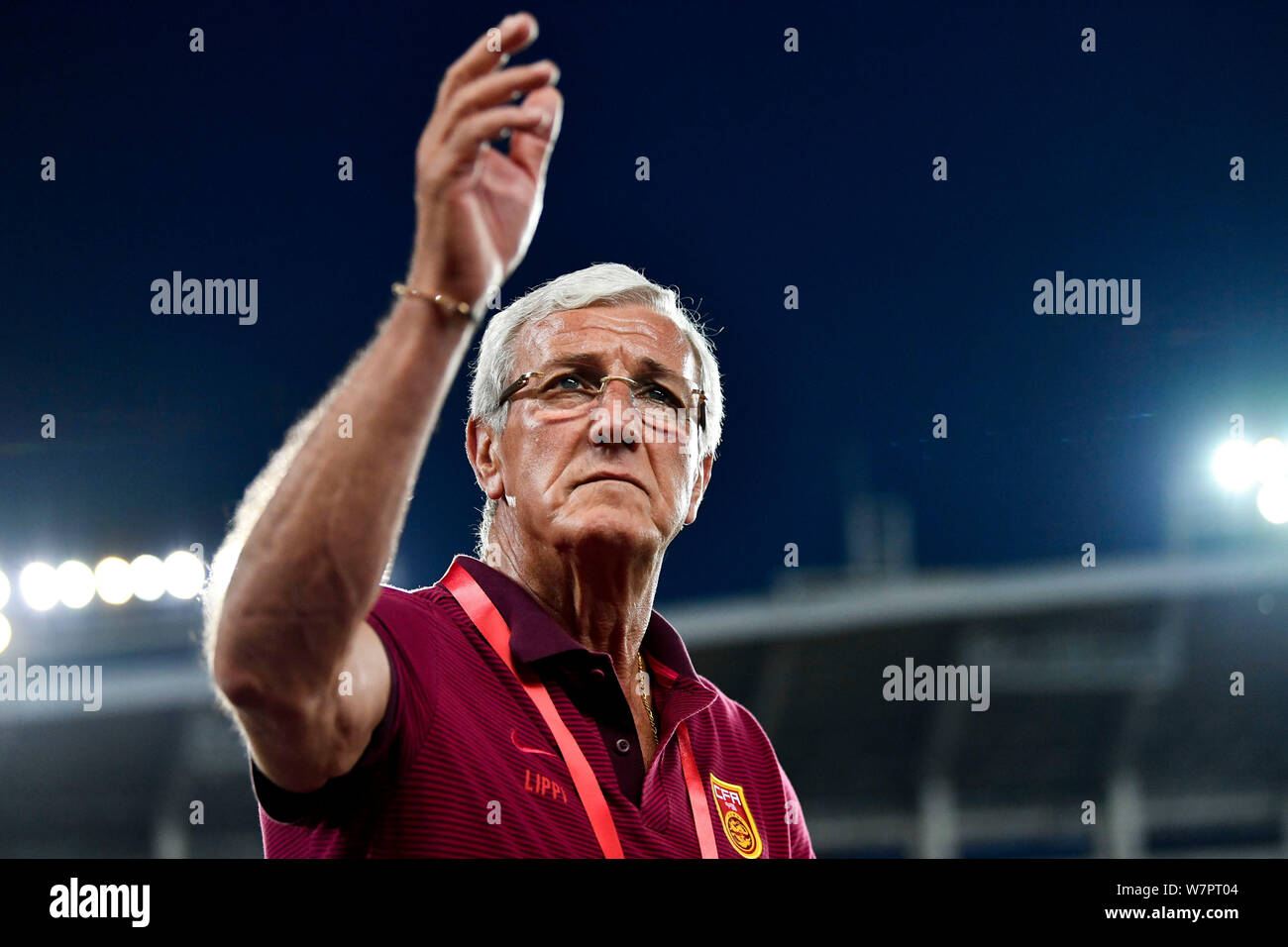 Capo allenatore Marcello Lippi di nazionale cinese gli uomini della squadra di calcio reagisce come egli guarda i suoi giocatori in competizione contro le Filippine nel corso di un cordiale Foto Stock