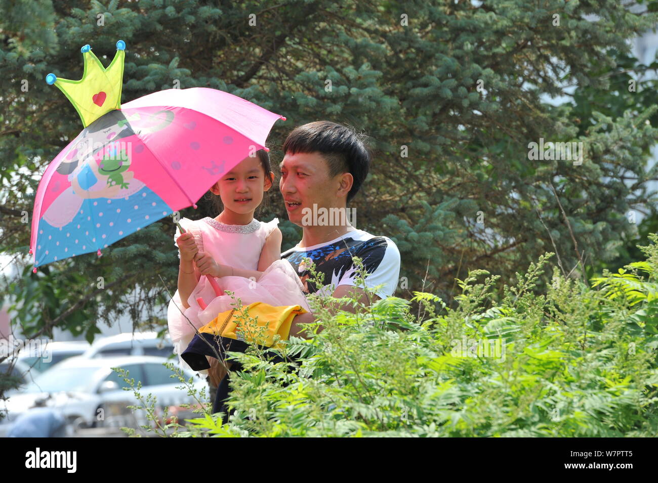 Quattro-anno-vecchia ragazza Yin Haofei soggiorni con suo padre a salutare la prossima Festa del Papà Baotou Città, a nord della Cina di Mongolia Interna Regione Autonoma, Foto Stock