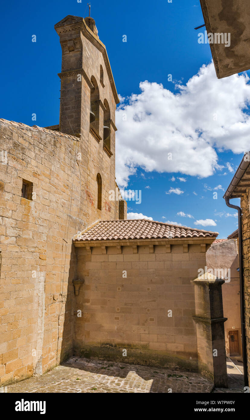 Campanile a vela presso la Iglesia de San Martin de Tours, chiesa del XII secolo nella città sulla collina di San Martin de Unx, vicino a Olite, Navarra, Spagna Foto Stock