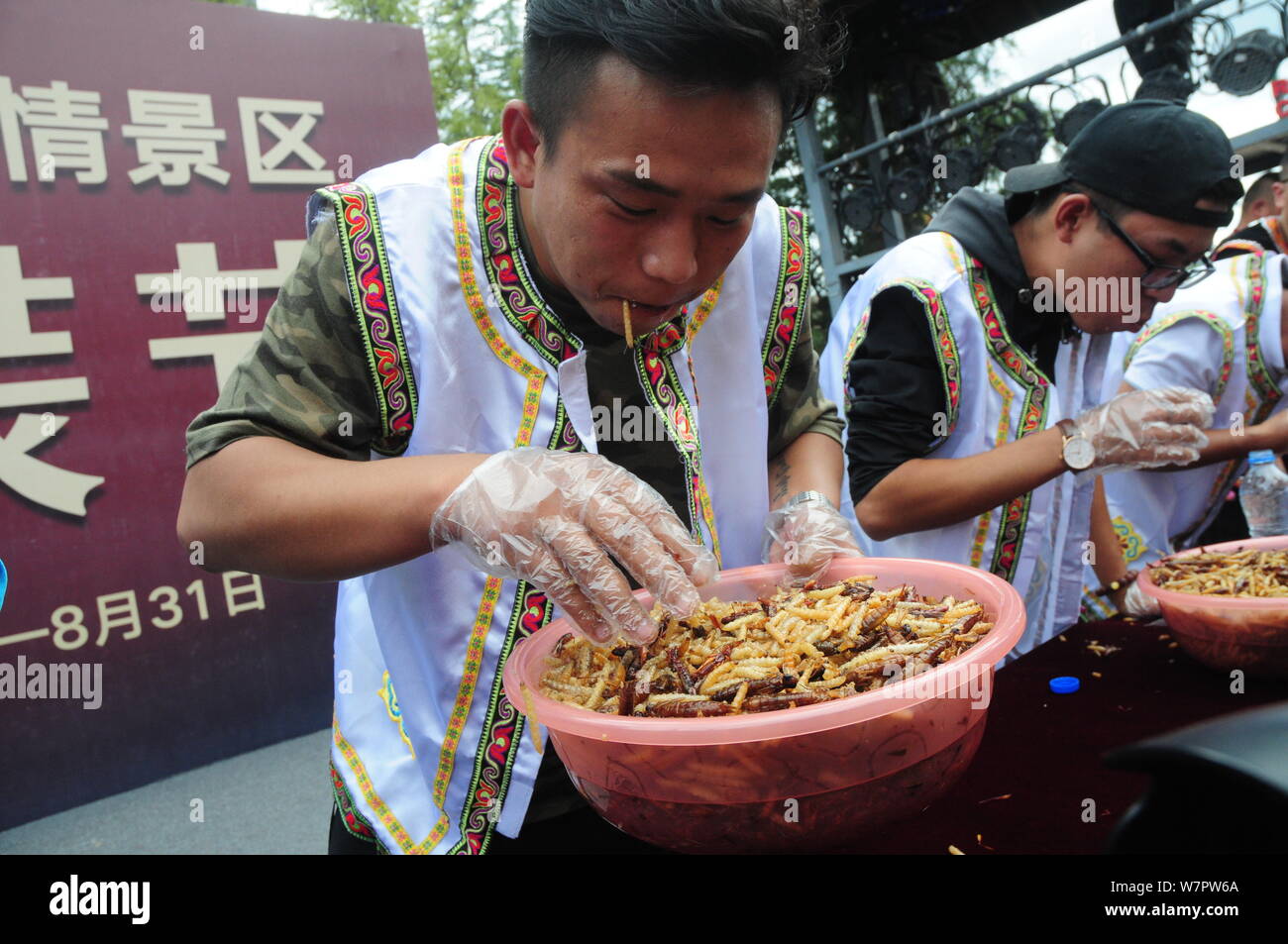 I concorrenti gobble insetti durante un insetto-eating contest nella città di Lijiang, a sud-ovest della Cina di provincia di Yunnan, 25 giugno 2017. I concorrenti catturati ins Foto Stock