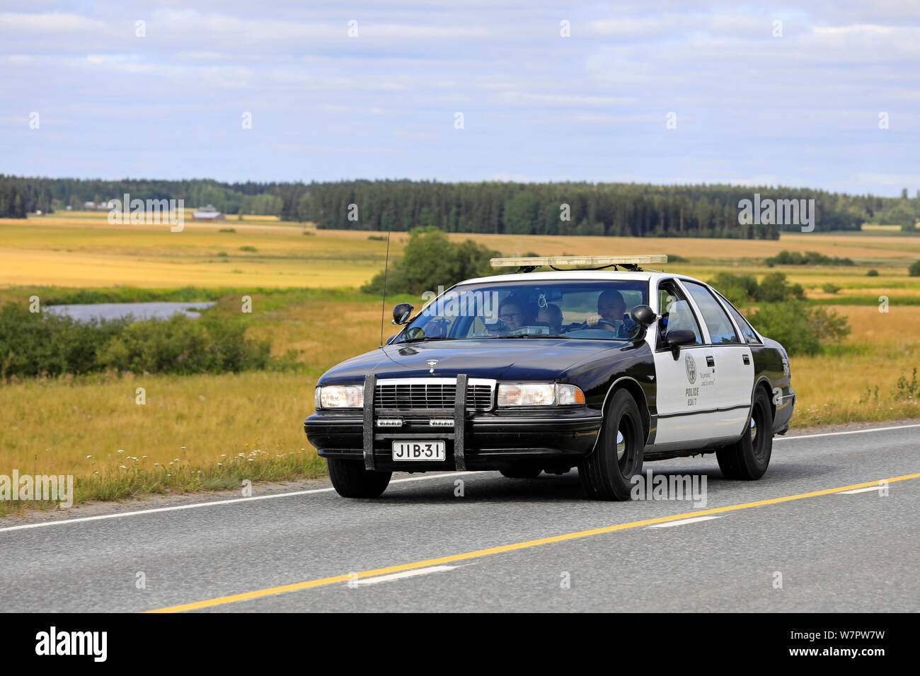 Vaulammi, Finlandia. Il 3 agosto 2019. American degli anni novanta Chevrolet veicolo di polizia su Maisemaruise 2019 auto in crociera Tawastia corretto. Credito: Taina Sohlman Foto Stock