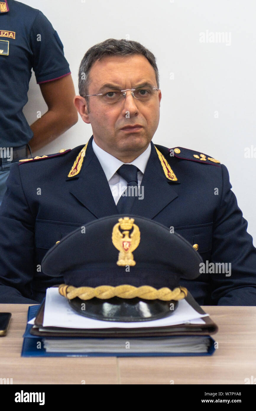 Milano Questura Via Fatebenefratelli 11 - Sala Scrofani conferenza stampa per il ragazzo che è stato pugnalato a Monza 101 a Milano. Nella foto: Nunzio Trabace (battenti manager) (Francesco Bozzo/fotogramma, Milano - 2019-08-07) p.s. la foto e' utilizzabile nel rispetto del contesto in cui e' stata scattata, e senza intento diffamatorio del decoro delle persone rappresentate Foto Stock