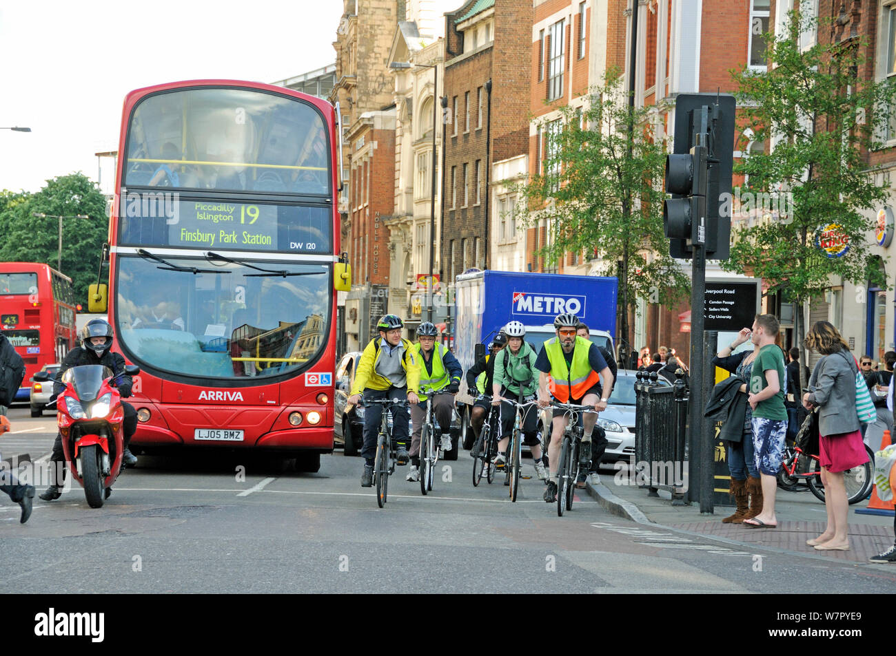 I ciclisti di " commuters " e bus in ora di punta del traffico, Angelo, London Borough di Islington, England, Regno Unito, maggio 2009 Foto Stock