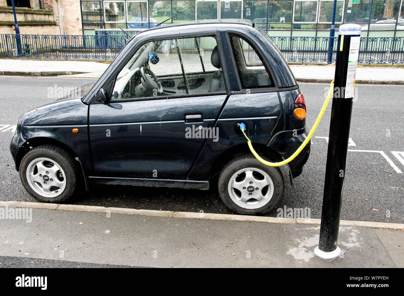 Auto elettrica ricarica a un Elektrobay Veicolo elettrico Sito di ricarica in una strada urbana, London Borough di Islington, England Regno Unito Foto Stock