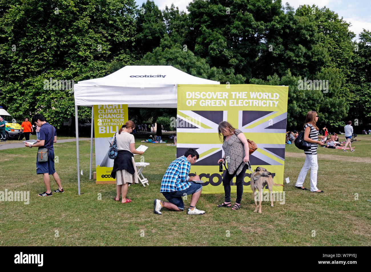 Ecotricity tenda a suggerire che la gente cambia l' elettricità verde a Londra Fiera Verde (precedentemente Camden Fiera Verde) London, England, Regno Unito, Giugno 2011 Foto Stock