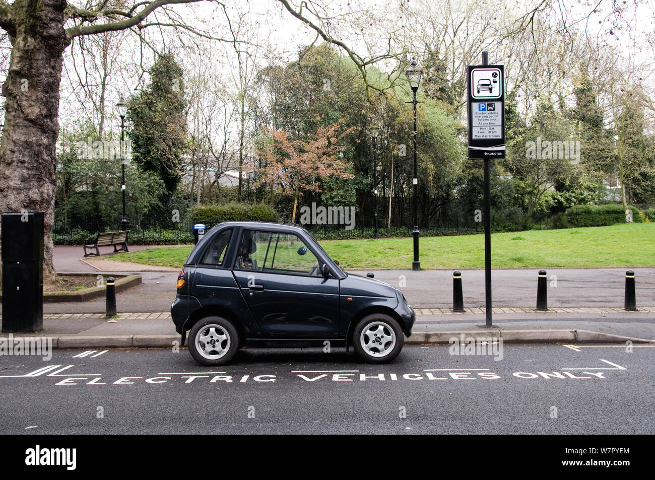 Auto elettrica ricarica a un Elektrobay Veicolo elettrico Sito di ricarica in un parcheggio designata bay, campi di Highbury, London Borough di Islington, England Regno Unito Foto Stock
