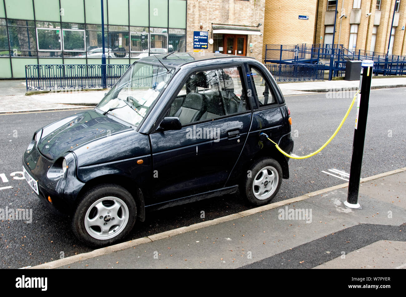 Auto elettrica ricarica a un Elektrobay Veicolo elettrico Sito di ricarica in una strada urbana, London Borough di Islington, England Regno Unito Foto Stock