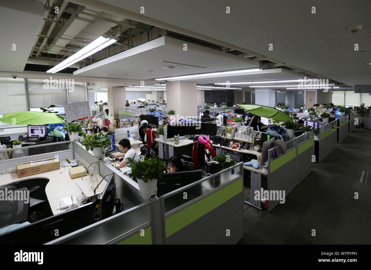 Vista dell'area di lavoro all'Ufficio di Chengdu di Tencent, dove TiMi L1 Studio creato MOBA mobile "Re di gloria" nella città di Chengdu, a sud-ovest della Cina" Foto Stock