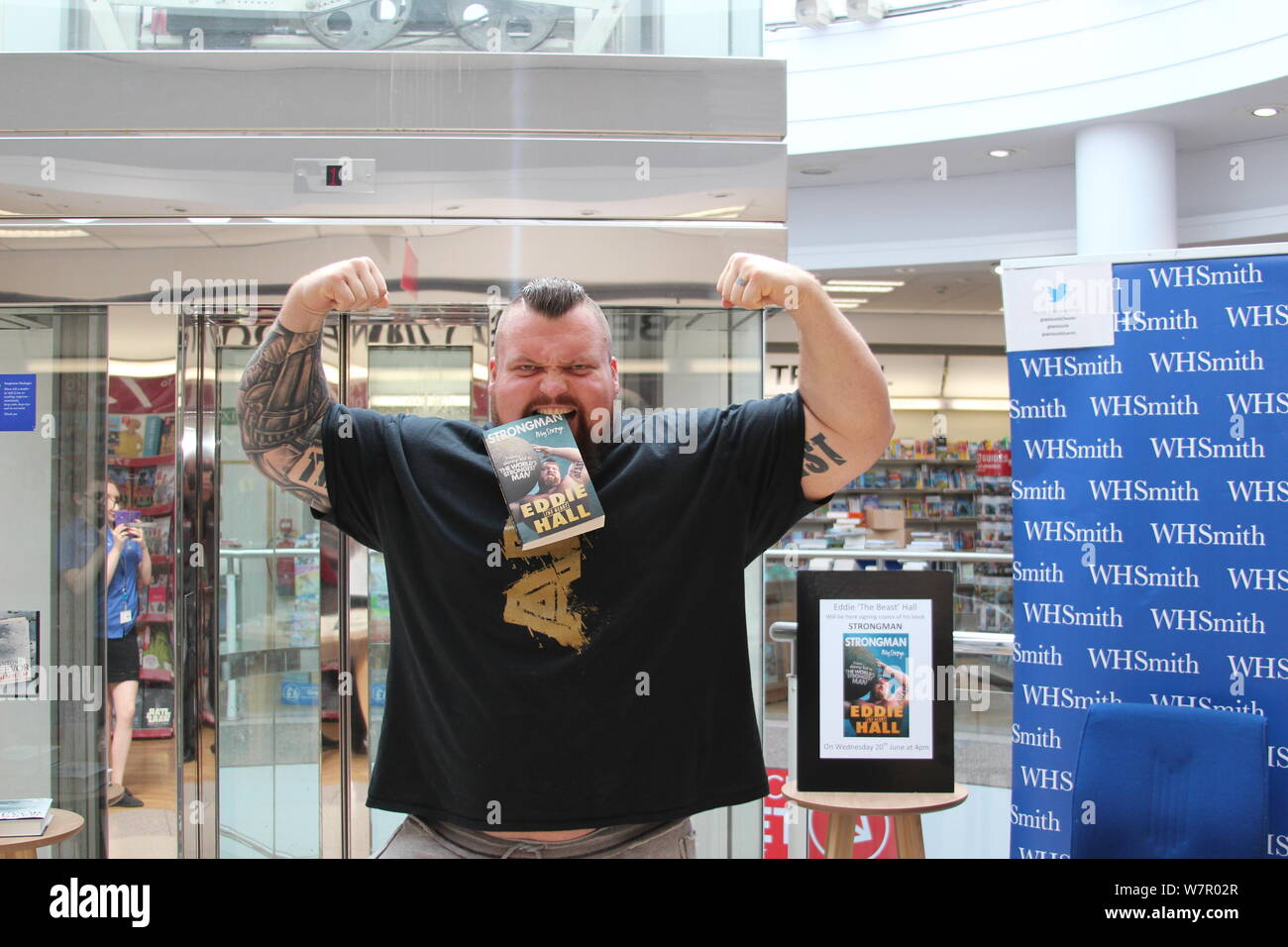 Eddie hall la festa che firma libro a Chester Foto Stock