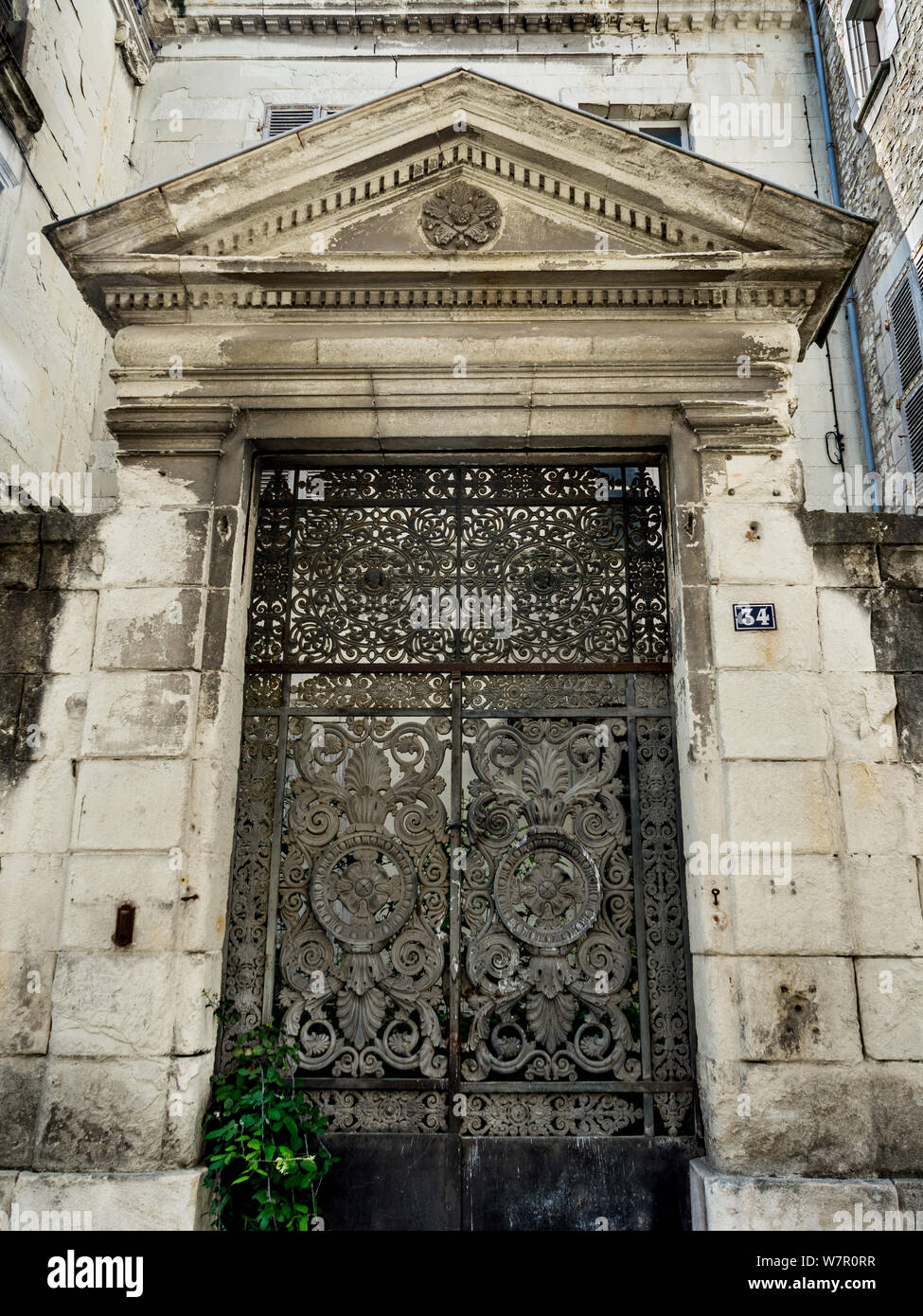 Gateway precedente e di elementi decorativi in ghisa per cancelli abbandonato city center house, chatellerault, Francia. Foto Stock