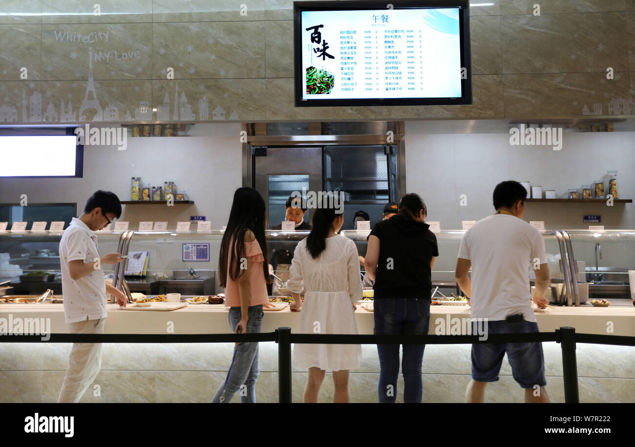 I membri del personale di scegliere il cibo in mensa presso l ufficio di Chengdu di Tencent, dove TiMi L1 Studio creato MOBA mobile "Re di gloria" nella città di Chengdu, Foto Stock