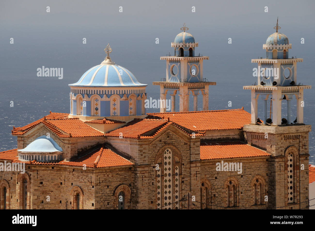 Panoramica della chiesa Marathokambos con il Mar Egeo in background. Samos, Grecia, Agosto 2012. Foto Stock