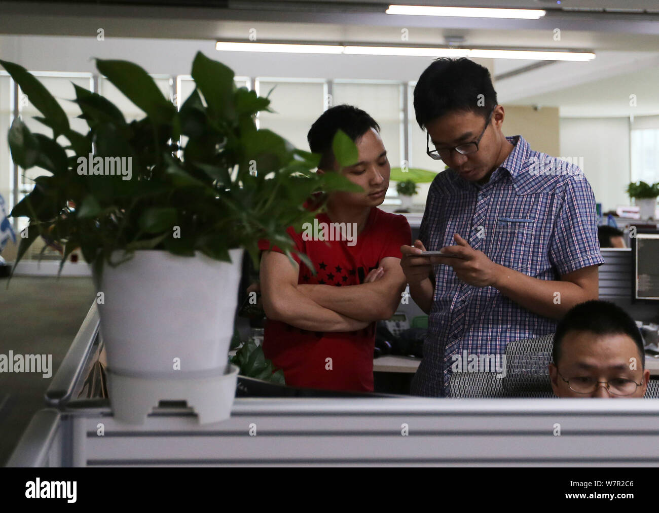 I membri dello staff lavorano nell'ufficio di Chengdu di Tencent, dove TiMi L1 Studio creato MOBA mobile "Re di gloria" nella città di Chengdu, a sud-ovest della Cina di Sich Foto Stock