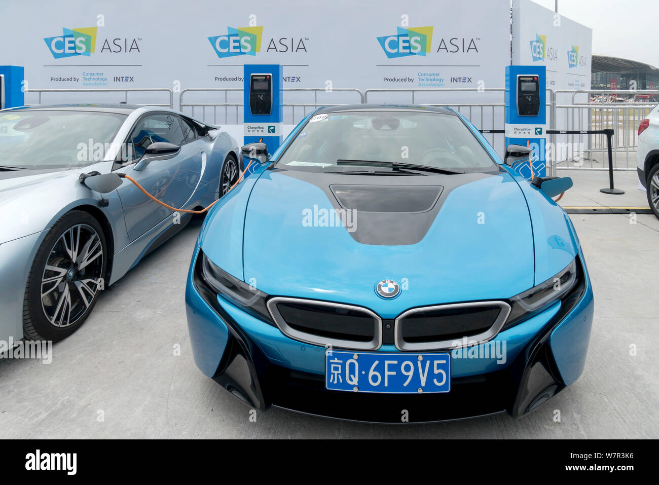Una BMW vettura sportiva elettrica è sul display durante il 2017 International Consumer Electronics Show Asia (CES Asia 2017) in Cina a Shanghai, 7 giugno 2017. Foto Stock