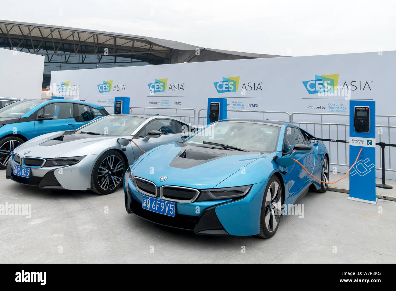 BMW elettrico di vetture sportive sono sul display durante il 2017 International Consumer Electronics Show Asia (CES Asia 2017) in Cina a Shanghai, 7 giugno 2017. Foto Stock