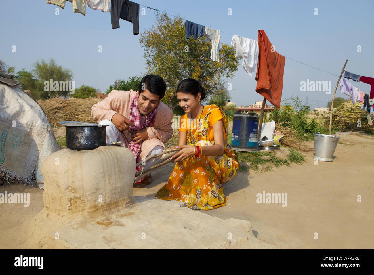 Donna rurale che prepara il cibo con il marito Foto Stock