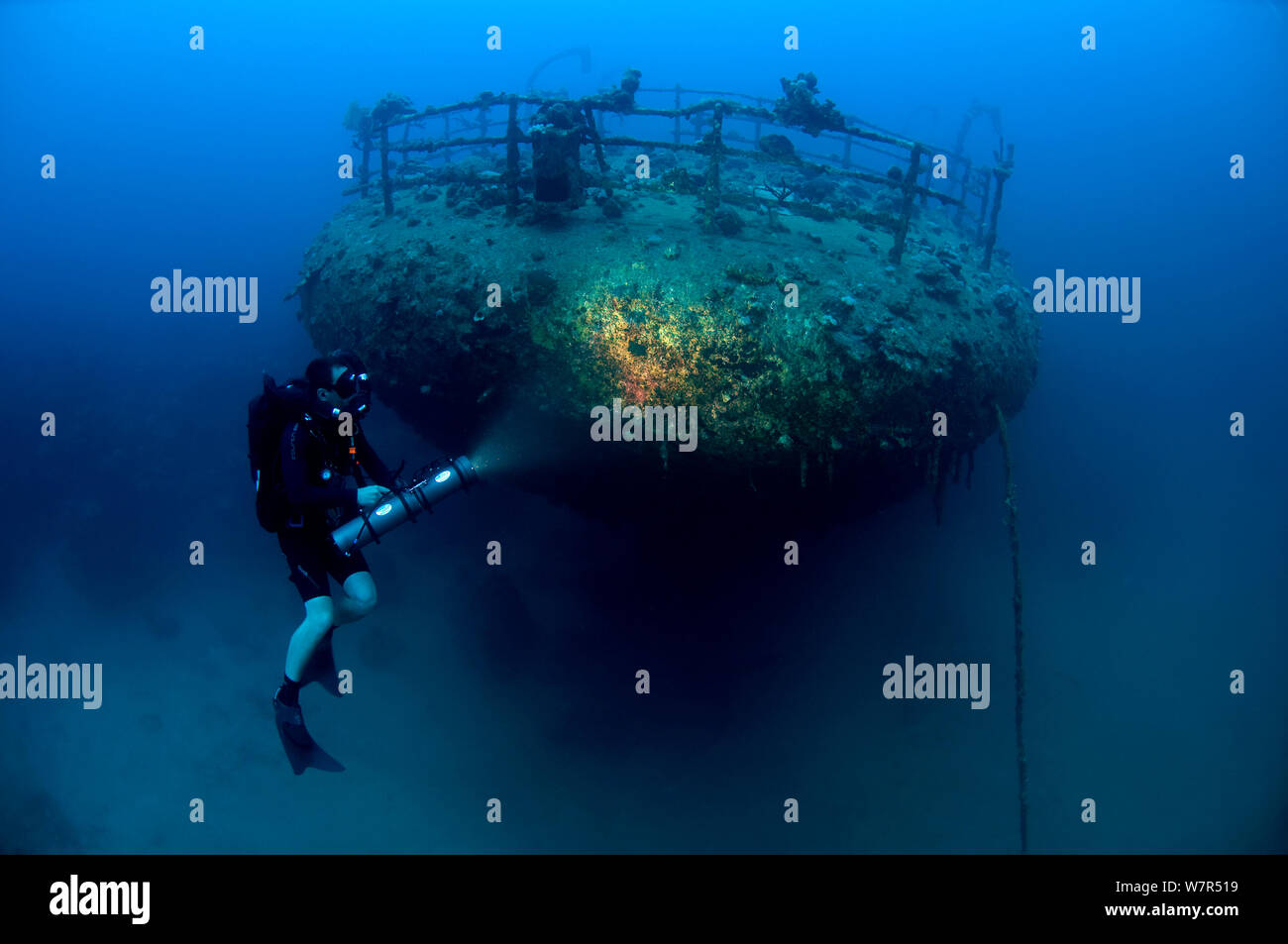 Il Relitto della nave da carico "Iouna'. Subacqueo e delle navi di poppa con luce di navigazione ancora fissato sulla rampa. Distrutto tra il 1912-1918. Sharmo reef, Yanbu, Arabia Saudita, Luglio 2010 Foto Stock