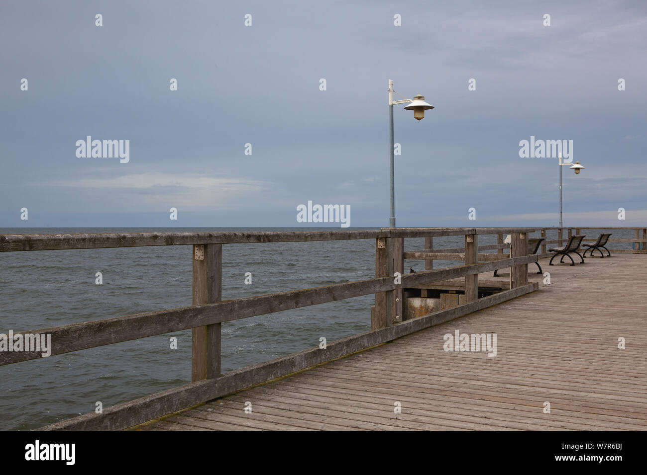 Sera sul molo di Bansin, Germania.Il molo si trova nella località costiera di Bansin, sull'isola di Usedom.Il molo si estende fuori dall'impe Foto Stock