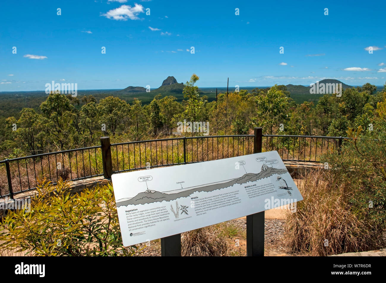 Informazioni segno, Glasshouse Mountains National Park - un parco sparso su un certo numero di piccole zone, ciascuna con un proprio residuo vulcanico cono o 'montagna', Queensland, Australia, Novmeber 2009 Foto Stock