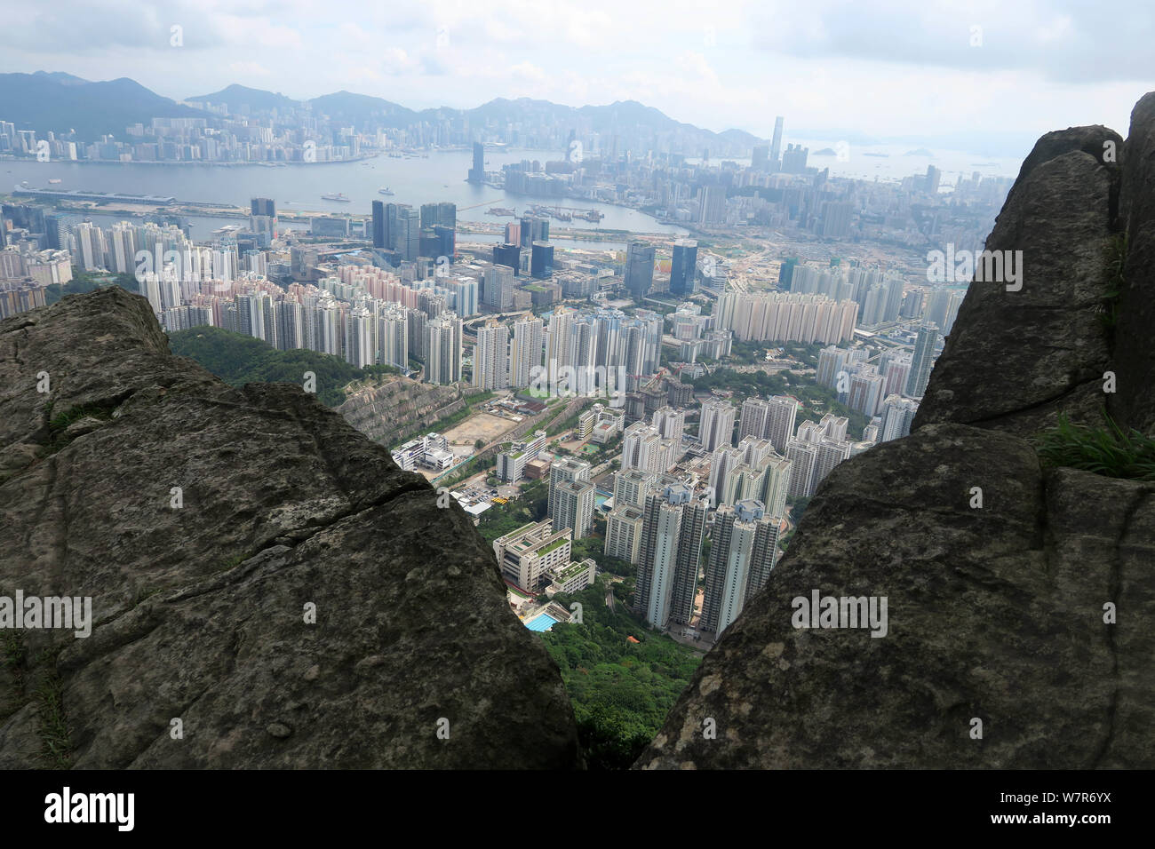 Skyline presi dal picco di Kowloon mostra una vista di Kowloon con alti edifici e grattacieli di Hong Kong, Cina, 10 giugno 2017. Copertura di appena 1,10 Foto Stock