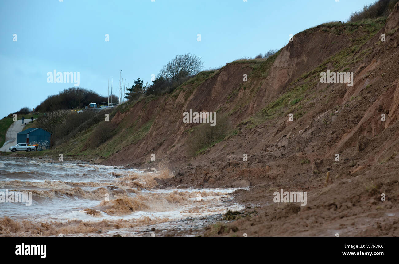 Erosione costiera di boulder glaciale scogliere di argilla durante la primavera delle maree, Thurstaston, Wirral, Giugno 2012 Foto Stock