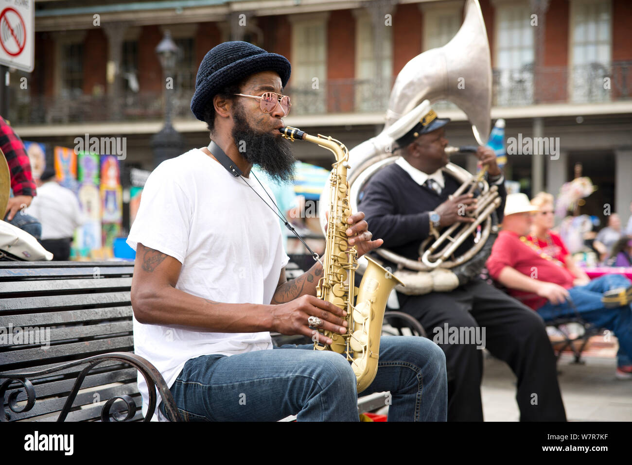 Tanga Nero street musicians playing sassofoni, tube e trombe a New Orleans, STATI UNITI D'AMERICA Foto Stock