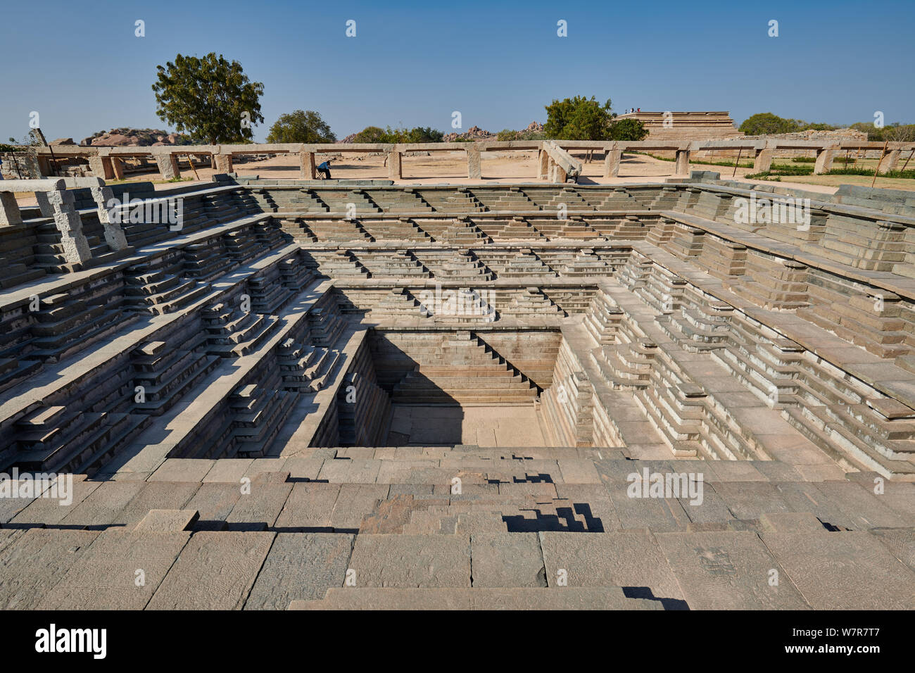 Con gradino quadrata serbatoio acqua all'interno del Royal Enclosure di Hampi, UNESCO sito heritge, Karnataka, India Foto Stock