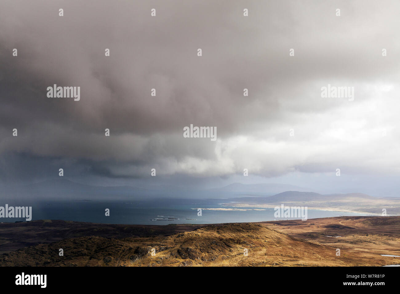 Vista della pioggia nuvole sopra il mare, visto da Diamond Hill, il Parco Nazionale del Connemara, Repubblica di Irlanda, marzo 2013. Foto Stock