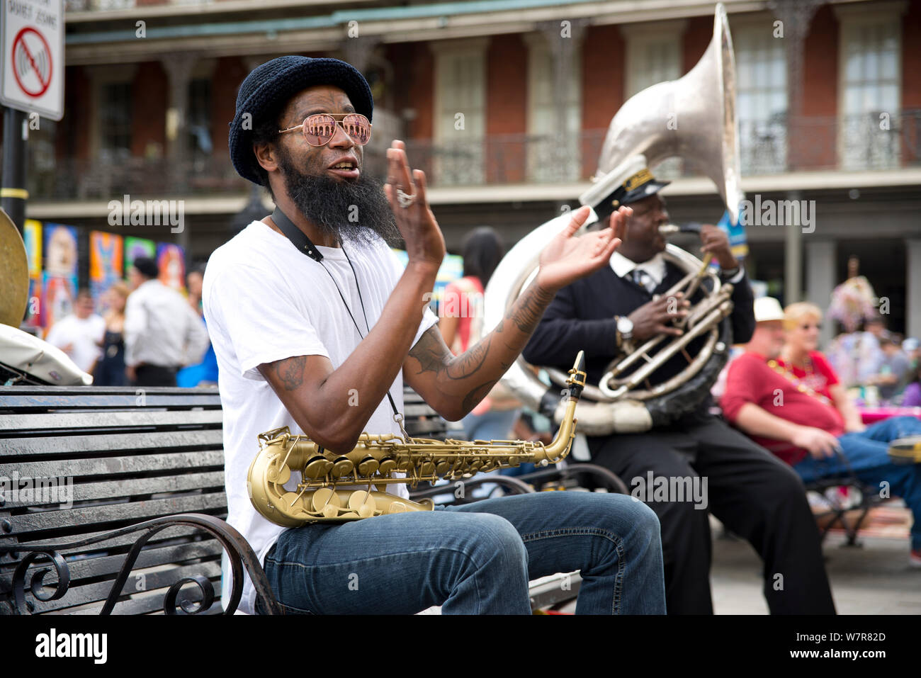 Tanga Nero street musicians playing sassofoni, tube e trombe a New Orleans, STATI UNITI D'AMERICA Foto Stock