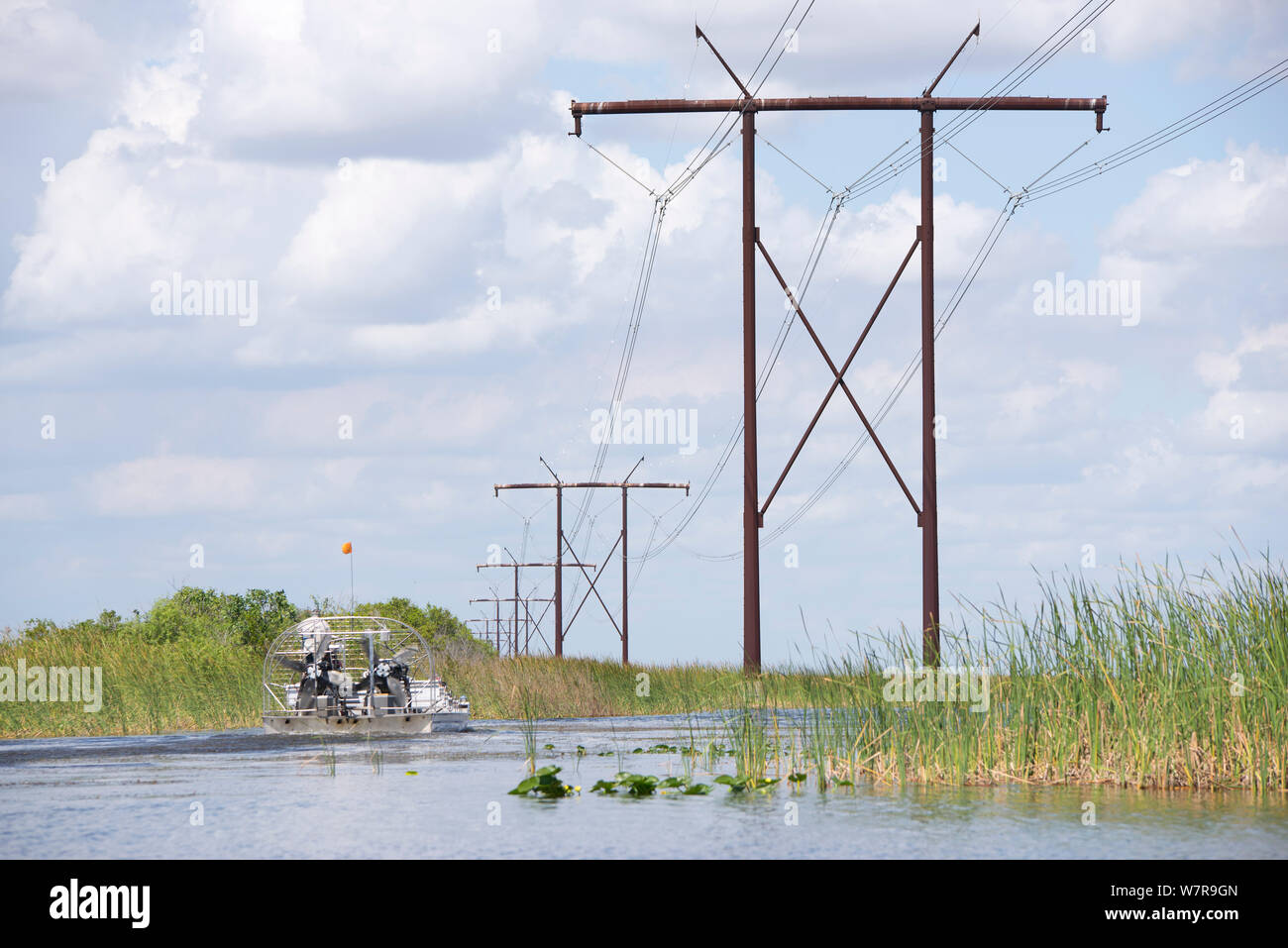 Vista dritto attraverso Everglades della Florida usa mostra acqua e sawgrass e barca Foto Stock