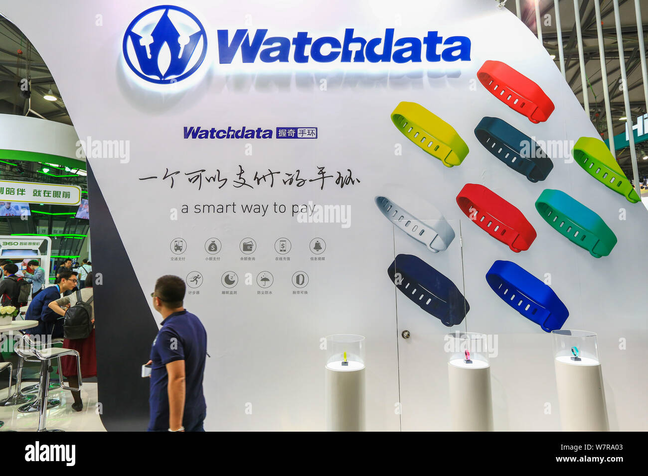 --FILE--un visitatore passeggiate oltre la gabbia della smart watch maker Watchdata durante il 2016 International Consumer Electronics Show Asia (CES Asia 2016) in Foto Stock