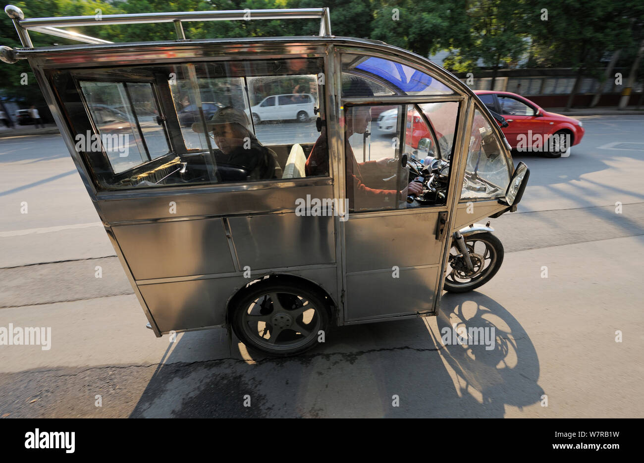 Motociclo taxi con passeggero, Pechino, Cina, Maggio 2012 Foto Stock