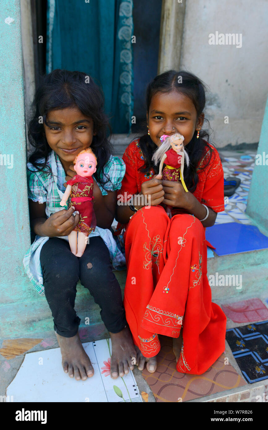 Giovani ragazze nelle città Pulicat con bambole, Pulicat Lago, India, Gennaio 2013. Foto Stock