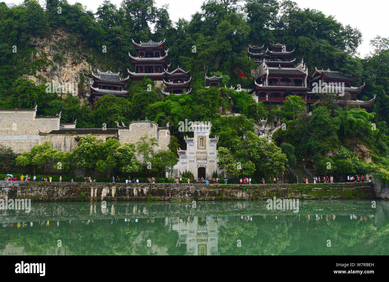 Il Wanshou Palace è visto lungo il fiume Wuyang in Zhenyuan antica città d'acqua in Qiandongnan Miao e Dong prefettura autonoma, a sud-ovest della Cina di Foto Stock