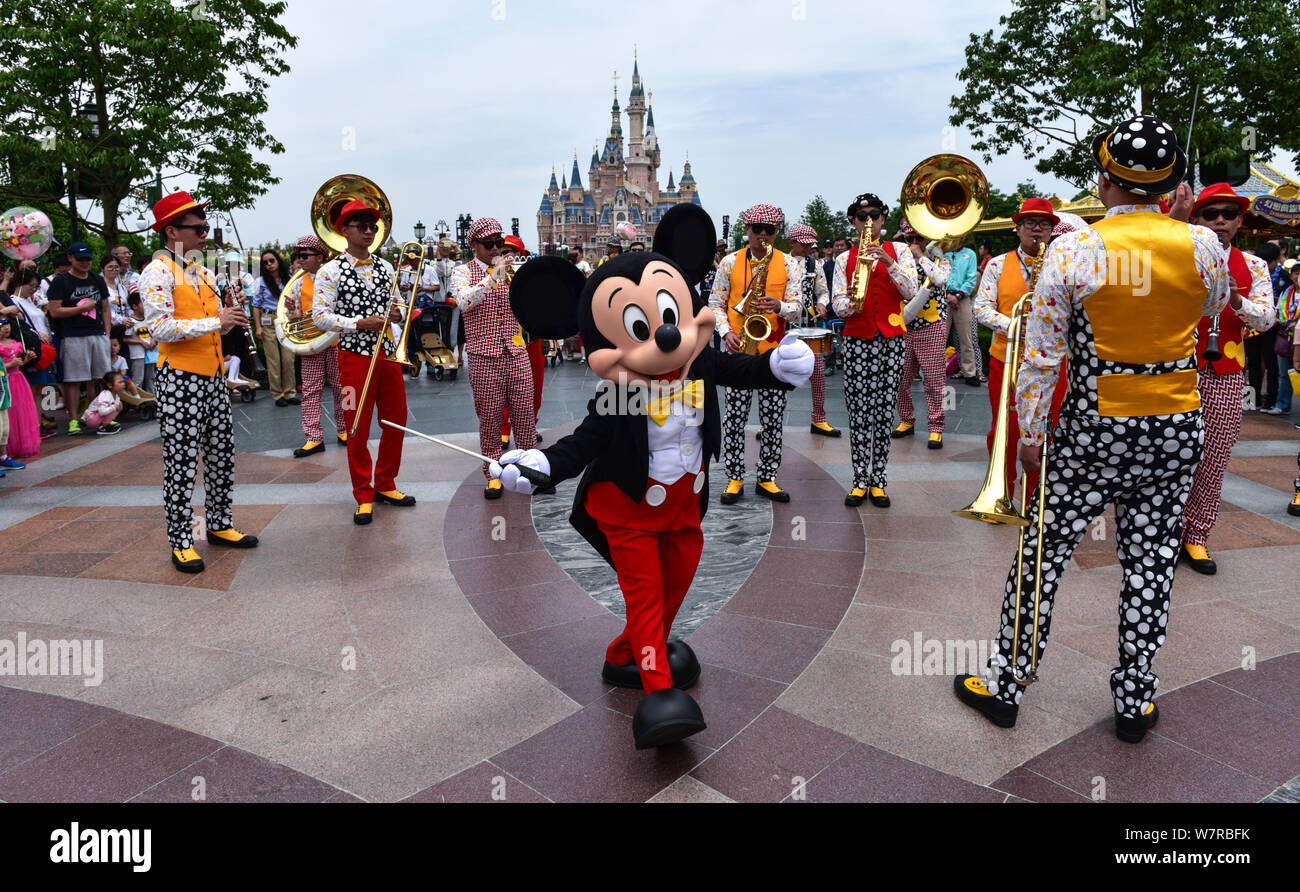 Un animatore vestito in un topolino costume esegue durante una parata alla celebrazione del primo anniversario cerimonia in Shanghai Disneyland a Foto Stock