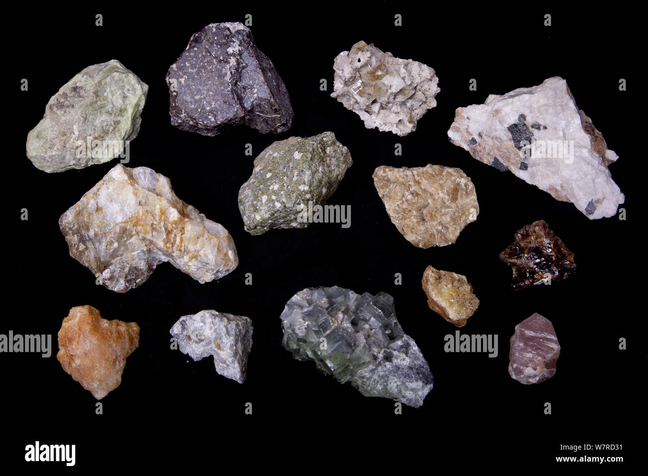 I vari minerali che è fluorescente sotto la luce UV comprese, Willemite, aragonite, Fluorite e zircone. Vedere immagine 1434814 per le identificazioni specifiche e il paese di origine. Foto Stock
