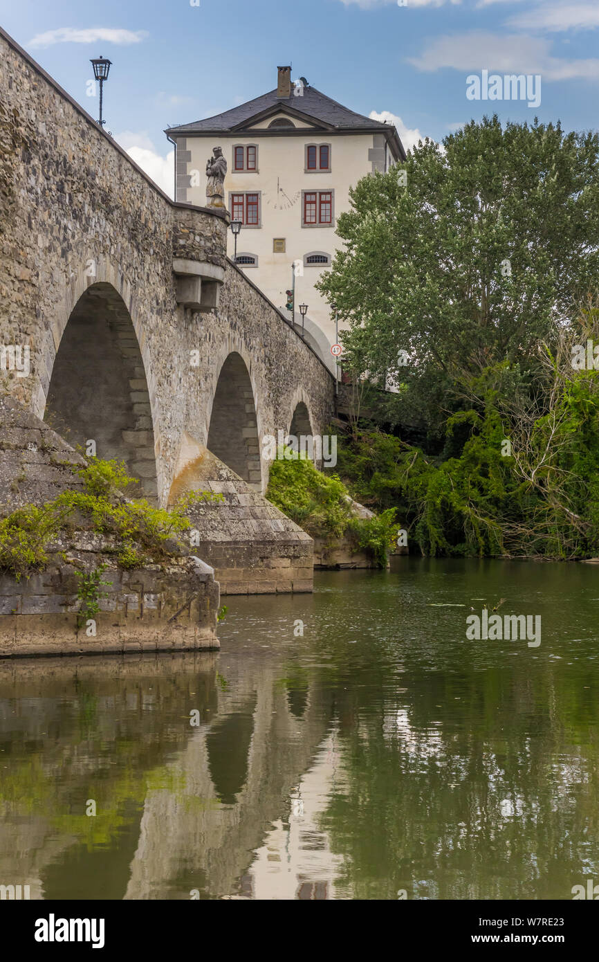 Il vecchio ponte di pietra sul fiume Lahn nel Limburgo, Germania Foto Stock