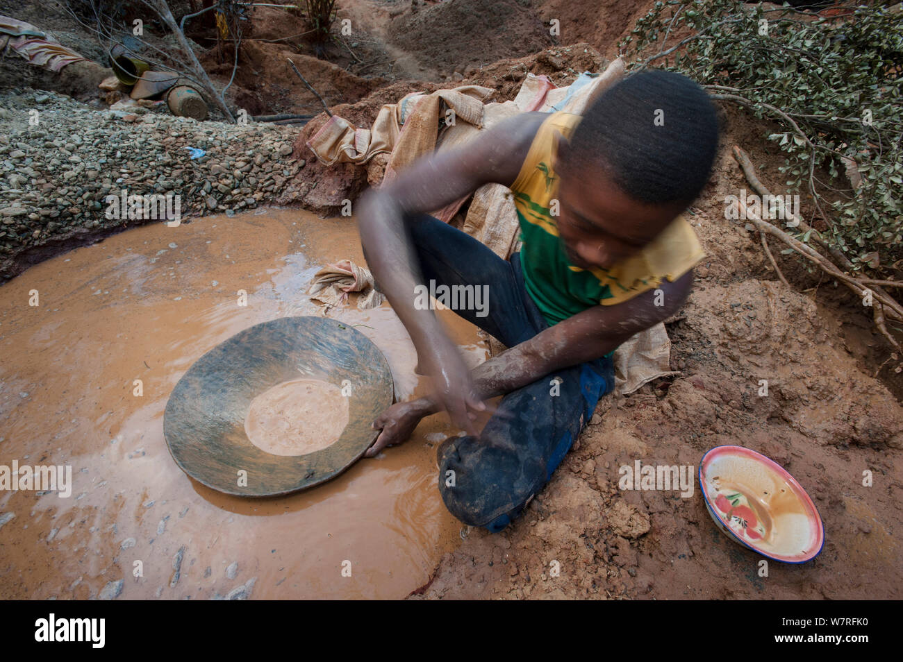 Gold Miner scavando e panning per oro nelle foreste vicino Andranotsimaty, Daraina, nel nord-est del Madagascar. Novembre 2012 Foto Stock