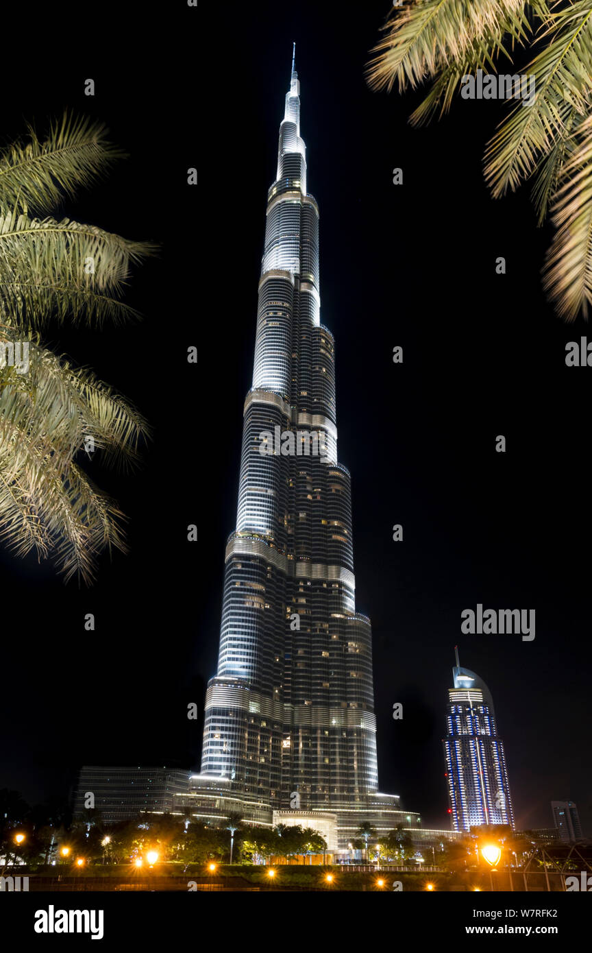 Il Burj Khalifa, il mondo il più alto edificio a 829.8m di notte. Dubai, Emirati Arabi Uniti. Aprile 2013 Foto Stock