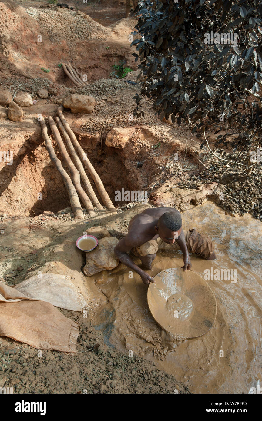 Gold Miner scavando e panning per oro nelle foreste vicino Andranotsimaty, Daraina, nel nord-est del Madagascar. Novembre 2012 Foto Stock