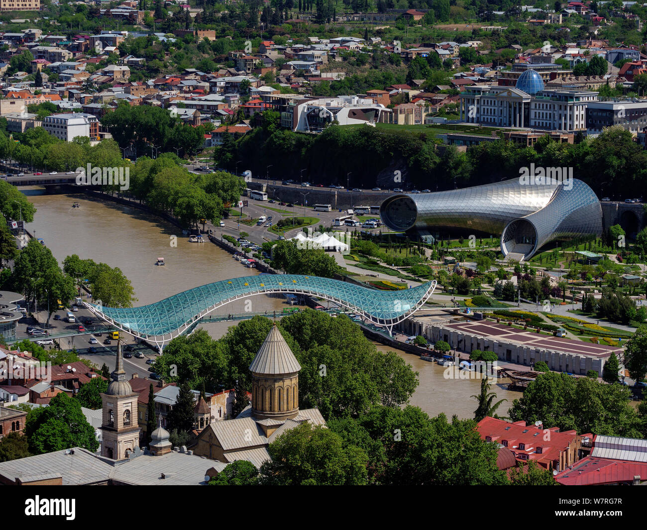 Awlabari con ponte di pace, evento edificio e palazzo presidenziale, Tbilisi, Georgia, Europa Foto Stock