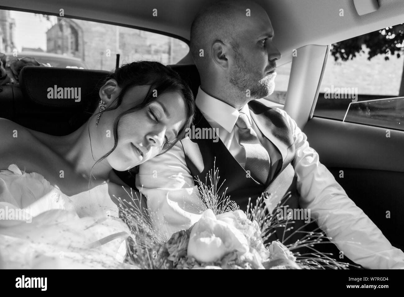 Trasognata sposa e lo sposo in auto dopo la cerimonia Foto Stock