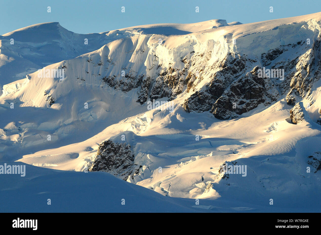 Ghiacciai e montagne lungo la costa della penisola antartica, Antartide Foto Stock